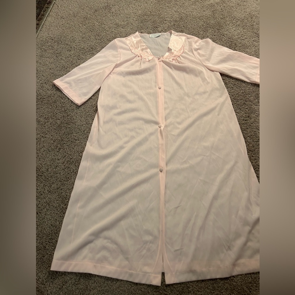 Vassarette Vintage Pink Women’s Lightweight Robe
W a Leaf Appliqué
Size S